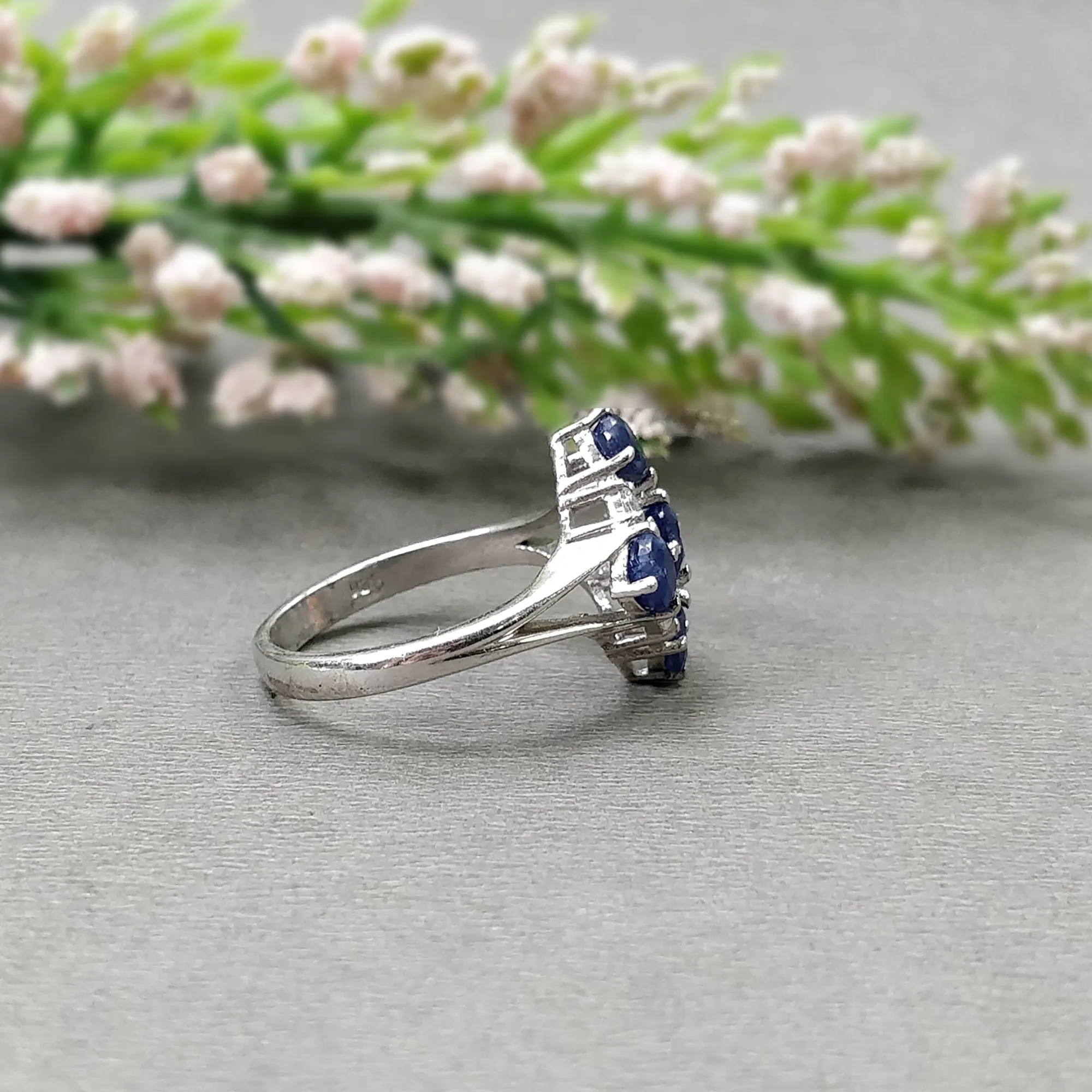 Blue SAPPHIRE Gemstone With CZ RING : 3.850gms 925 Sterling Silver Natural Sapphire Oval Normal Cut Prong Set Unisex Ring 7.5US