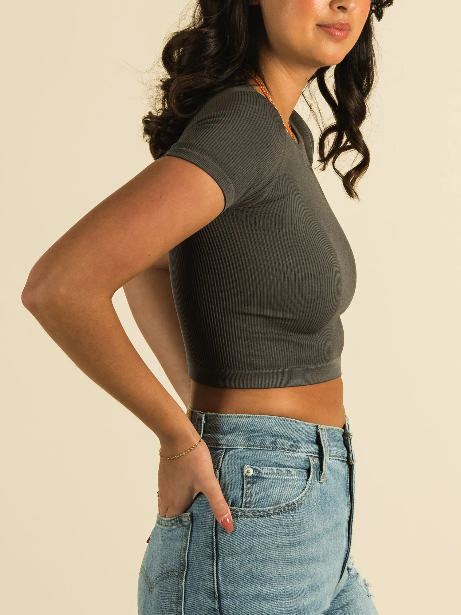 HARLOW RIBBED SEAMLESS TEE